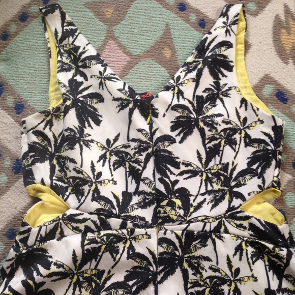 💜3 for 15 -Cute Palm Tree Dress with Cut-outs 🌴 - Picture 5 of 6